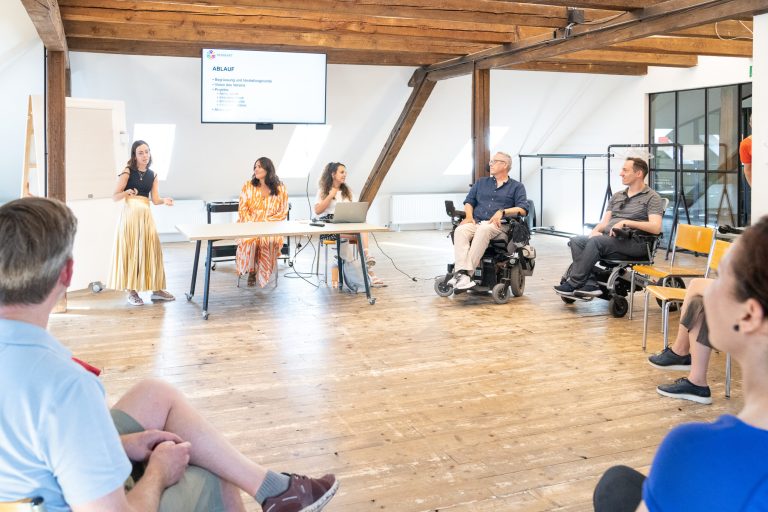 Saphir Ben Dakon präsentiert im Open Hub Day 2022 das Ability Center.