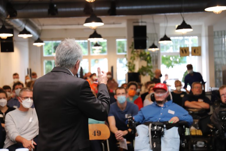 Markus Schefer am Kickoff Event der Inklusions-Initiative am Referieren.