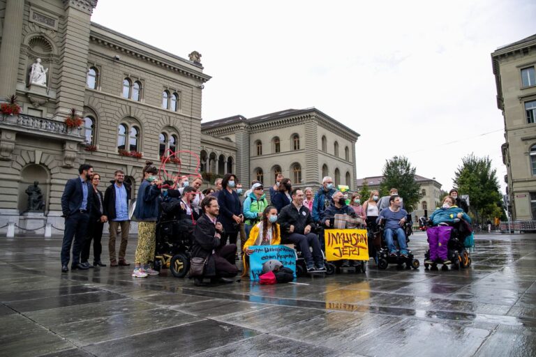 Das erste Gruppenfoto auf dem Bundesplatz für die Präsentation der Inklusions-Initiative 2021.