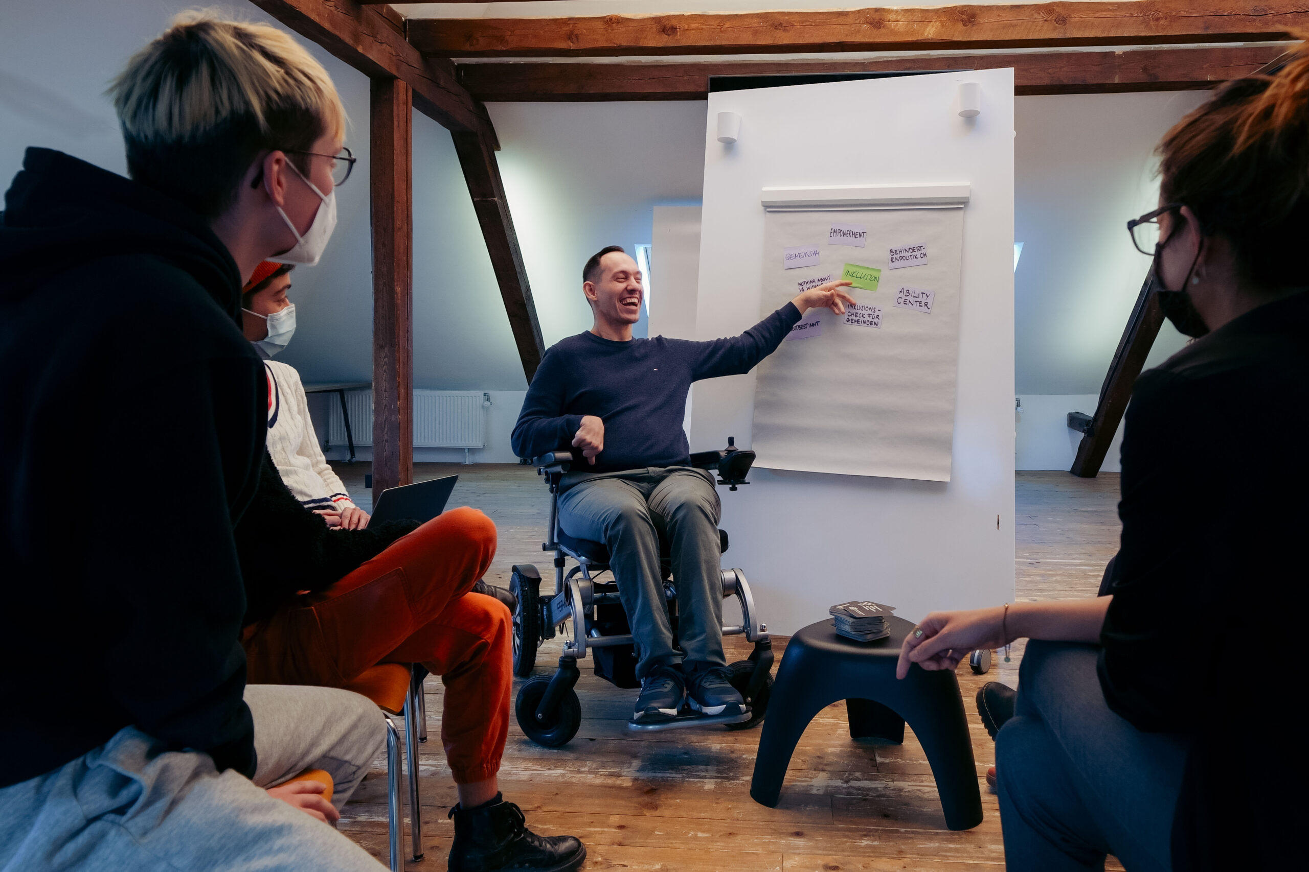 Islam Alijaj berät an einem Workshop über das Thema Inklusion.