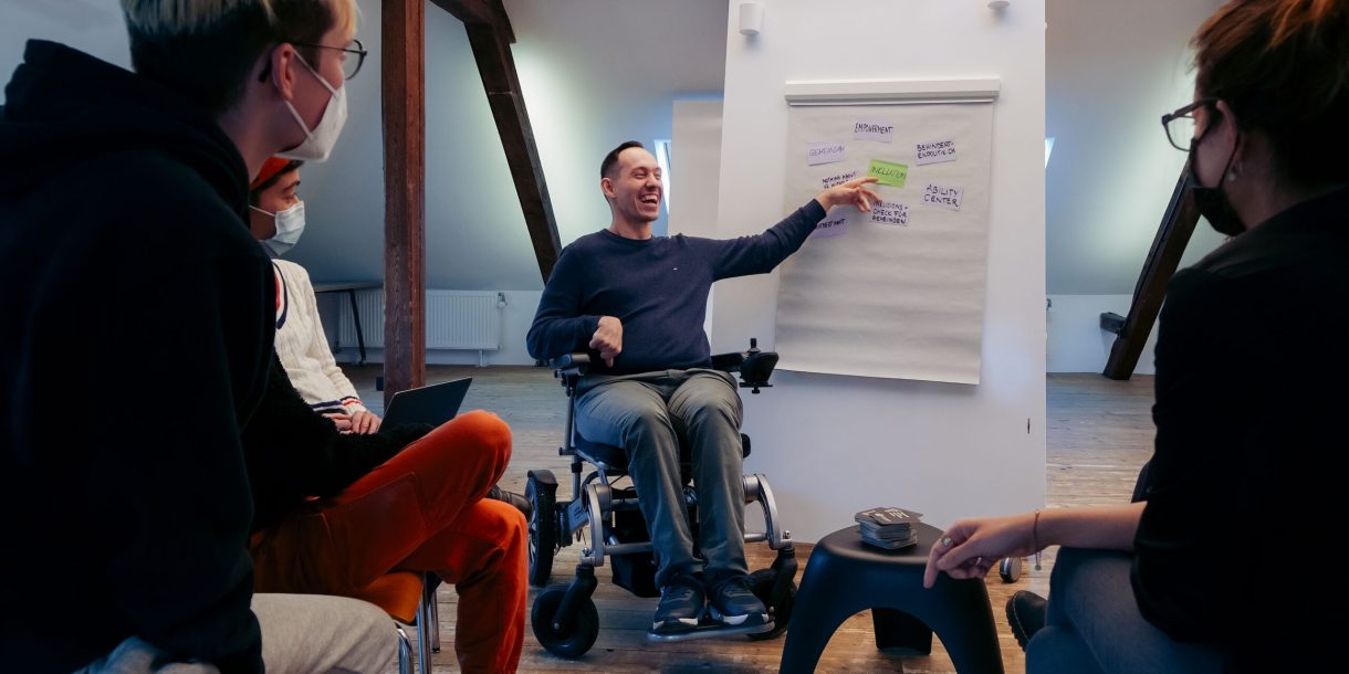 Islam Alijaj berät an einem Workshop über das Thema Inklusion.